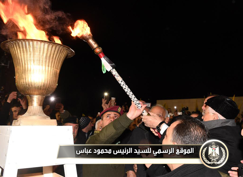 السيد الرئيس يوقد شعلة الانطلاقة الـ52 
لحركة فتح والثورة الفلسطينية.