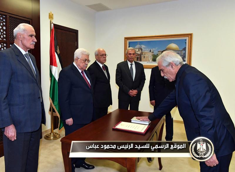 أمام السيد الرئيس إبراهيم أبو النجا يؤدي 
اليمين القانونية محافظا لغزة