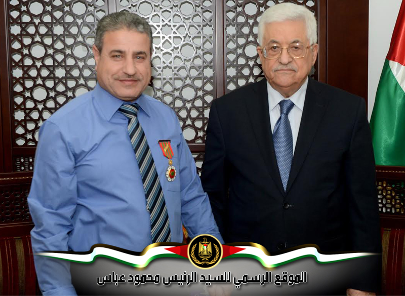 قلد  رئيس دولة فلسطين 
محمود عباس، اليوم الخميس، المعلم جودت جميل صيصان، رتبة فارس من وسام دولة 
فلسطين