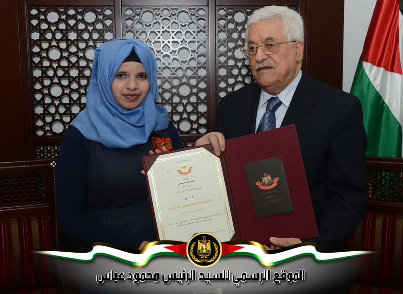 قلد رئيس دولة فلسطين محمود 
عباس اليوم الخميس، الكاتبة الشابة صالحة سليمان حمّاد الهذلين رتبة فارس من وسام 
دولة فلسطين