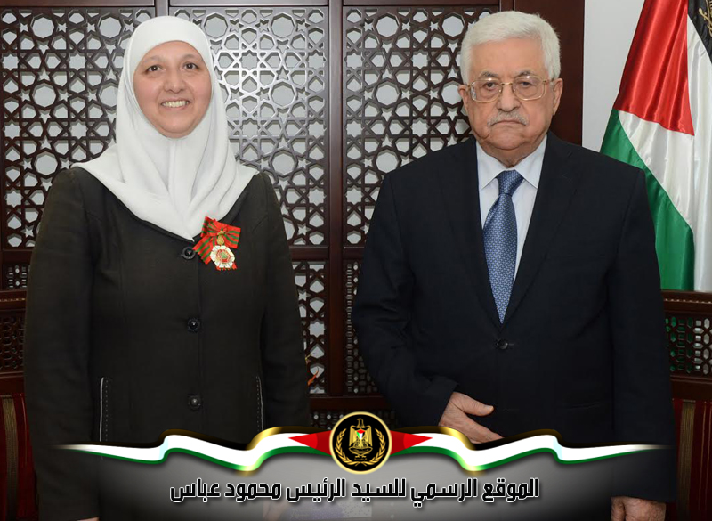 قلد  رئيس دولة فلسطين 
محمود عباس، المعلمة فداء رائد زعتر، رتبة فارس من وسام دولة فلسطين