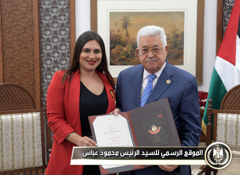 الرئيس عباس يقلد الفنانة نانسي 
حوا - ميدالية الإنجاز