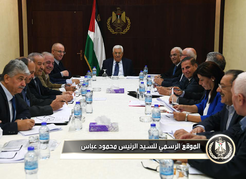 قالت اللجنة التنفيذية 
لمنظمة التحرير الفلسطينية إن التقرير الأخير للرباعية الصادر في الأول من شهر تموز 
الجاري، يشكل خروجا فاضحا عن القانون الدولي والشرعية الدولية ذات العلاقة، وخارطة 
الطريق، ومبادرة السلام العربية، والاتفاقات الموقعة، ويخفض سقف الموقف الدولي من 
قرارات الشرعية الدولية ذات الصلة بالقضية الفلسطينية، مؤكدة رفضها الحازم 
للمقاربات التي تضمنتها توصيات التقرير.
