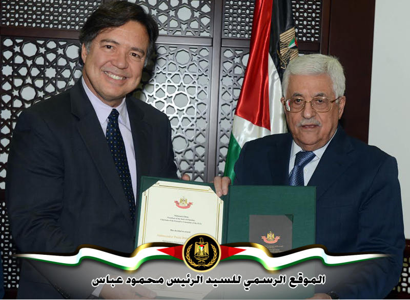 قلد رئيس دولة فلسطين محمود عباس، 
ممثل البرازيل السفير باولو روبرتو فرنسا، وسام نجمة القدس.