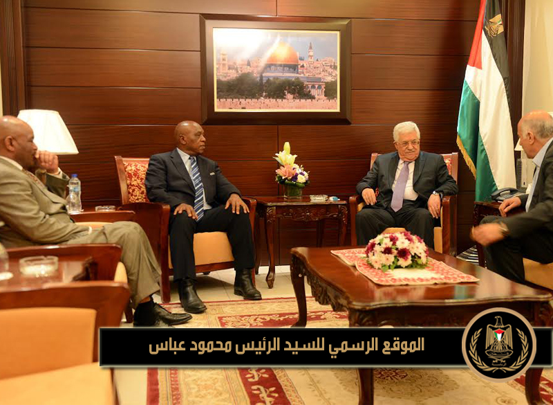 استقبل رئيس دولة فلسطين 
محمود عباس، اليوم الجمعة، بمقر الرئاسة في مدينة رام الله، رئيس لجنة الخروقات في 
الاتحاد الدولي لكرة القدم "الفيفا"،