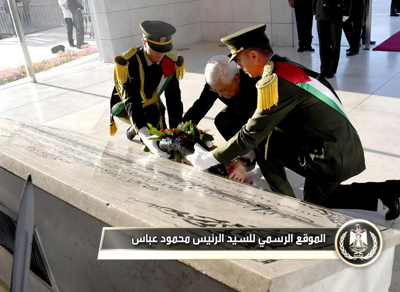 وضع رئيس دولة فلسطين محمود 
عباس، اليوم الأربعاء، اكليلا من الزهور على ضريح الرئيس الشهيد ياسر عرفات، وذلك 
لمناسبة عيد الفطر السعيد