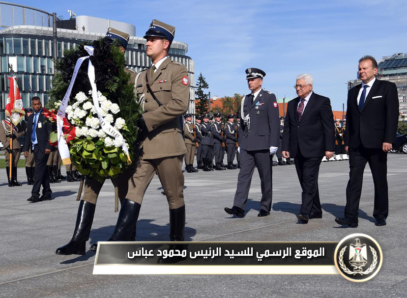 السيد الرئيس يضع إكليلاً من الزهور على 
ضريح الجندي المجهول في العاصمة البولندية 
وارسو.
