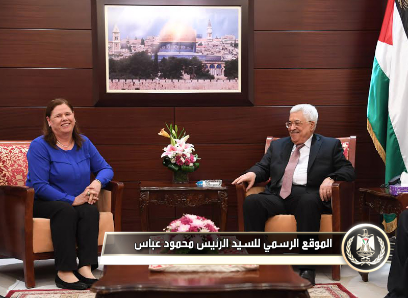 استقبل رئيس دولة فلسطين 
محمود عباس، اليوم الخميس، بمقر الرئاسة في مدينة رام الله، عائلة الأسير، عضو 
اللجنة المركزية لحركة "فتح" مروان البرغوثي، وعائلة الشهيد الوزير زياد أبو 
عين.