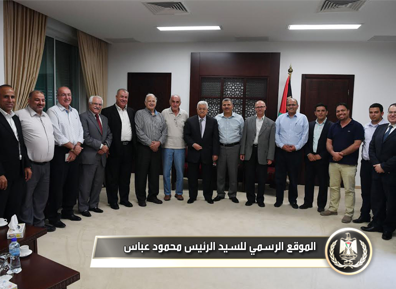 السيد الرئيس خلال استقباله وفداً من 
الشخصيات الفلسطينية.