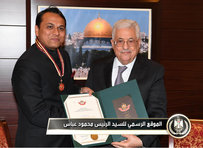 قلد رئيس دولة فلسطين محمود 
عباس، ممثل جمهورية الهند، ماهيش كومار، وسام نجمة القدس