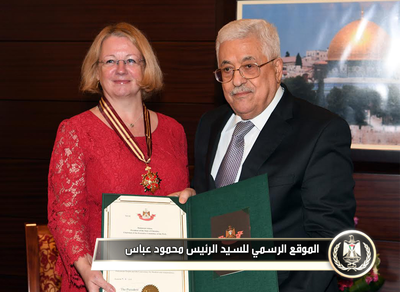   السيد الرئيس يقلد 
ممثلة إيرلندا فيني، وسام نجمة 
القدس